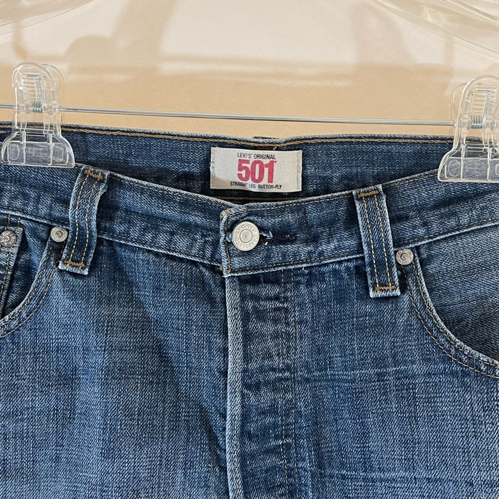 Levi’s Original 501 Cut-Off Shorts with Raw Hem - Picture 4 of 6
